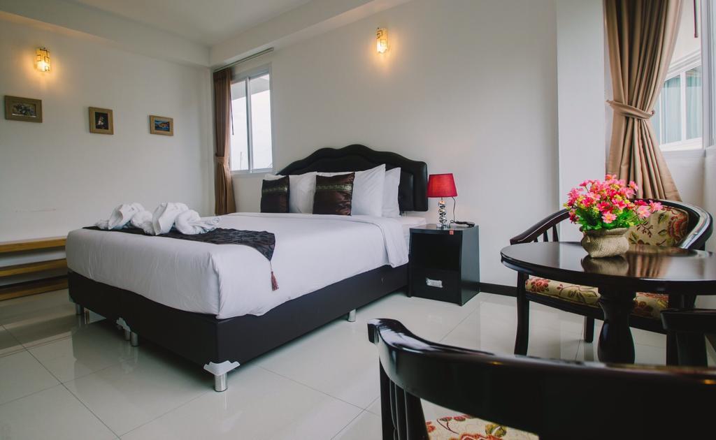 Th Beach Hotel Hua Hin Exterior photo