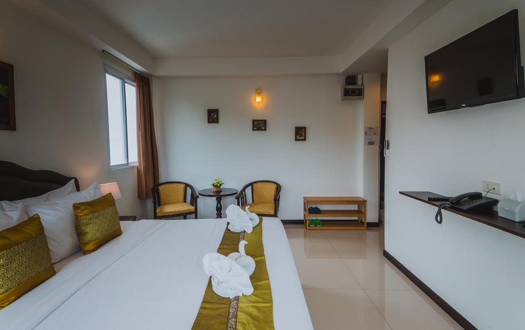 Th Beach Hotel Hua Hin Exterior photo